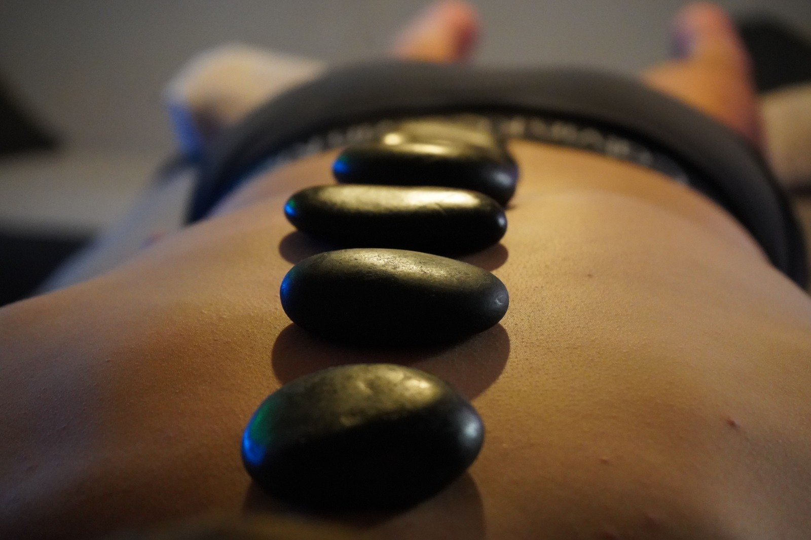 אבנים חמות לאורך הגב